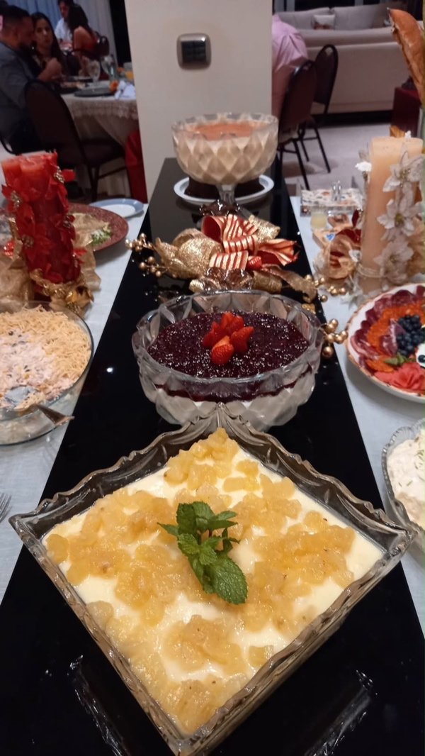Mesa posta para casamento de alto padrão, com taças de cristal e detalhes dourados