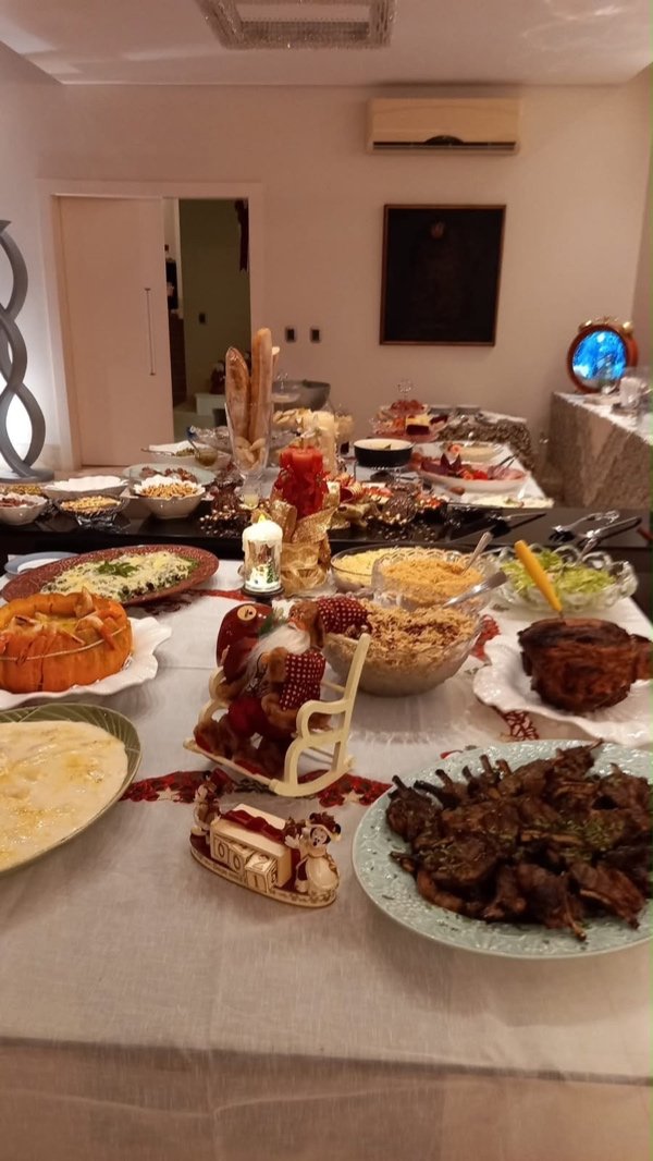 Mesa farta de fim de ano com camarão e assados